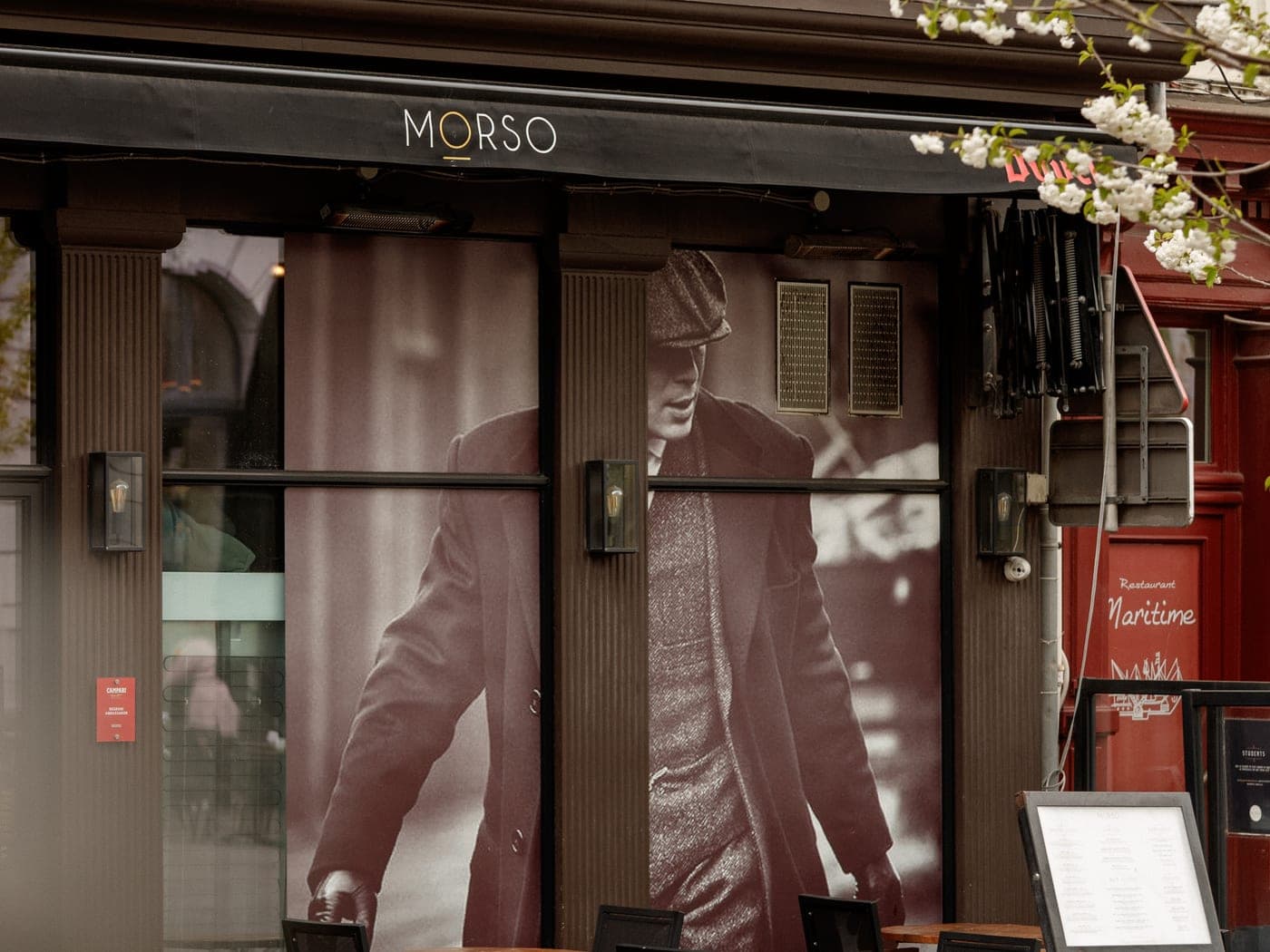 De gevel met terras van restaurant Morso in Antwerpen, in het voorjaar
